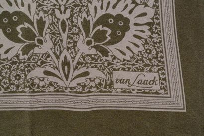 VAN LAACK Foulard en crêpe de soie noir et gris à décor de cavaliers - Dimensions:...