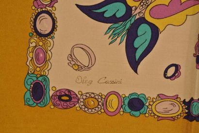 Oleg CASSINI Foulard en soie jaune et blanc à décor de bijoux et d'oiseaux - Dimensions:...