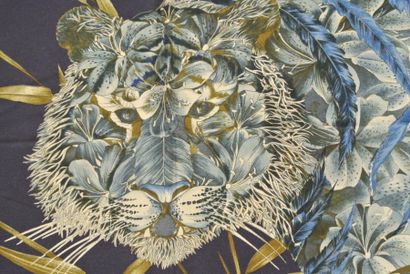 Salvatore FERRAGAMO Foulard en crêpe de soie bleu marine à décor de fleurs et d'animaux...
