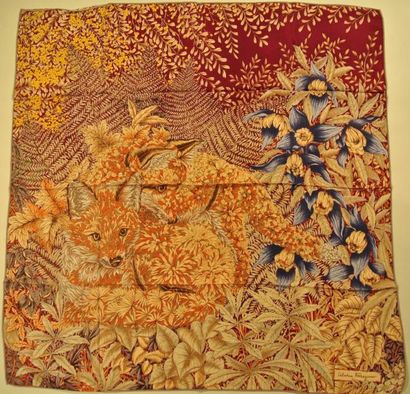 Salvatore FERRAGAMO Foulard en soie marron et beige à décor de fleurs et d'animaux...