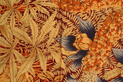 Salvatore FERRAGAMO Foulard en soie marron et beige à décor de fleurs et d'animaux...