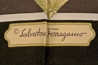 Salvatore FERRAGAMO Foulard en soie noir et vert à décor d'animaux - Dimensions:...
