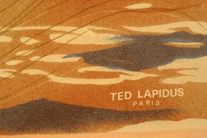 TED LAPIDUS Paris Foulard en soie rose à décor de visages féminins - Dimensions:...