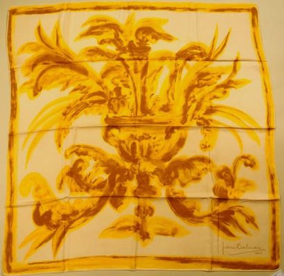 PIERRE BALMAIN PARIS Foulard en soie jaune et blanc à décor d'ornements dorés - Dimensions:...