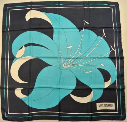 MISS BALMAIN Paris Foulard en soie bleu à décor de fleur - Dimensions: 77 x 77 cm...