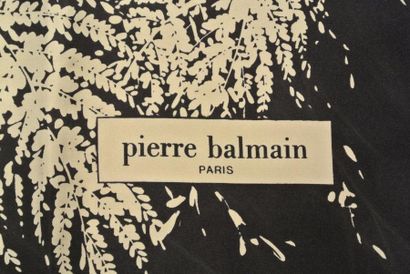 PIERRE BALMAIN PARIS Foulard en soie bleu marine et blanc à décor végétal - Dimensions:...