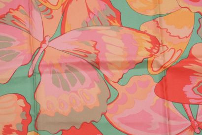 Hanaé MORI Foulard en soie à décor de papillons roses sur fond vert - 90 x 90 cm...