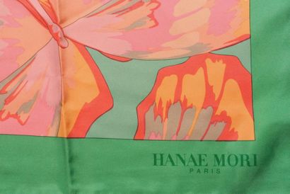 Hanaé MORI Foulard en soie à décor de papillons roses sur fond vert - 90 x 90 cm...