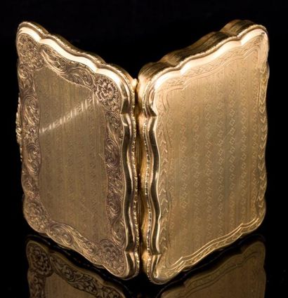 null Boite rectangulaire polylobée en or ciselé à décor de fleurs - Dimensions: 8x5,5cm...