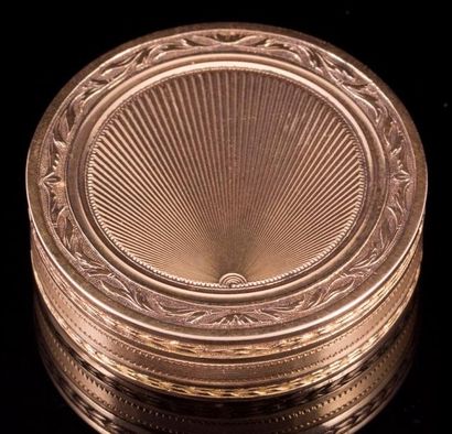 null Petite boite ronde en or à décor rayonnant - Diamètre: 3,3cm - Poids: 15g Circular...