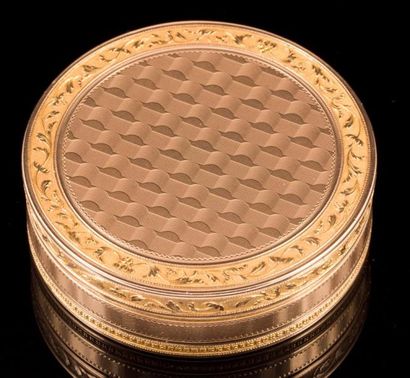 null Boite ronde en or guilloché - Poinçon de maître CD - Diamètre: 5,5cm - Poids:...