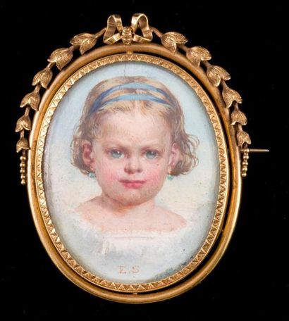 null Broche miniature ovale en or et nacre centré d'un portrait de petite fille dans...
