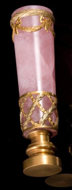 null Cachet en quartz rose et métal doublé doré de style Louis XVI - Hauteur: 8,5cm...