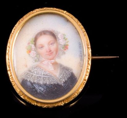null Petite broche ovale en or ornée d'une miniature portrait de femme signée Frédéric...