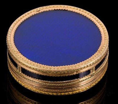 null Boite ronde en or et émail bleu le couvercle centré d'une miniature sur ivoire...