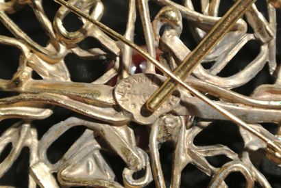 Yves Saint LAURENT Rive Gauche Broche pendentif "Fleur" stylisée en métal doré, ornée...