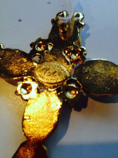 Christian LACROIX Pendentif/croix en métal doré orné de cabochons transparents et...