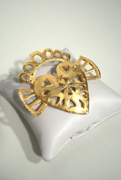 Sonia RYKIEL Broche en métal doré ajouré figurant un coeur ailé couronné