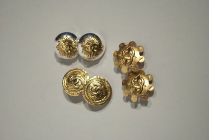 CHANEL Trois paires de clips d'oreilles circulaires en métal doré et argenté