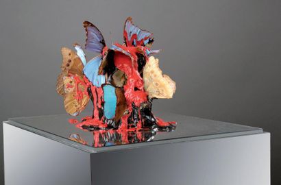 Philippe PASQUA (né en 1965) Vanité aux papillons Crâne en résine et papillons, boite...