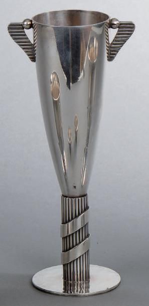 DESPRÈS Jean (1889-1980) Coupe conique en métal argenté. Décor de deux petites anses...