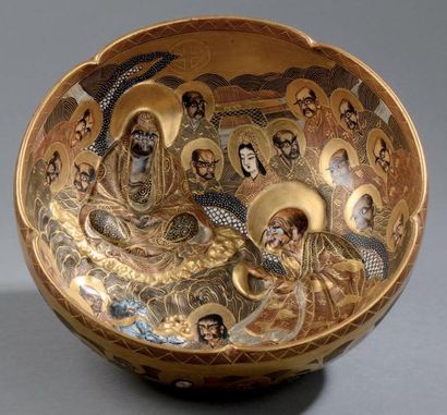 SATSUMA Coupe ronde en faïence à bordure pincée décorée du bouddha et de ses disciples...