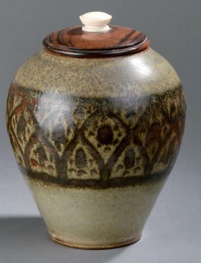 PAULUS Vase ovoïde couvert en céramique. Décor d'une frise stylisé, émaillé noir...