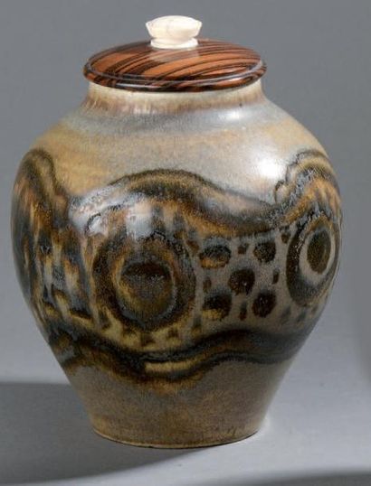 PAULUS Vase ovoïde couvert en céramique. Décor d'une frise stylisé, émaillé noir...