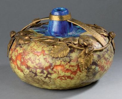 DAGE L Vase ovoïde à corps légèrement aplati en céramique émaillé bleu, brun et orange....