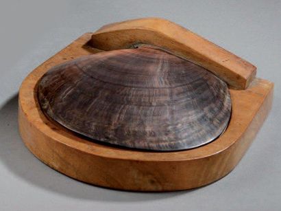 NOLL Alexandre (1890-1970) Boîte coquillage en noyer, couvercle en forme d'une coquille....