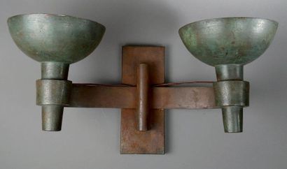 PLANTIER du Marc (1901-1975) Applique en métal à patine verte antique à deux bras...