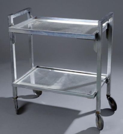 ADNET Jacques (1900-1984) Table roulante à armature en métal nickelé à double plateau...