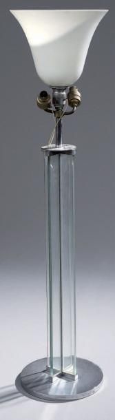 ADNET Jacques (1900-1984) Grande lampe à armature en métal chromé, fût orné de quatre...