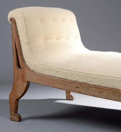 PLANTIER du Marc (1901-1975) Chaise longue dit «Égyptienne» en chêne cérusé à ceinture...