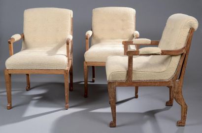 PLANTIER du Marc (1901-1975) Suite de trois fauteuils en chêne cérusé à dossier légèrement...