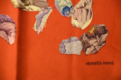 null HERMES Paris "Minéraux" par Hugo Grygkar - Carré en soie rouge à fond brique...