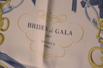 null Hermès Paris "Brides de Gala" par Hugo Grygkar - Carré en soie blanc et gris...