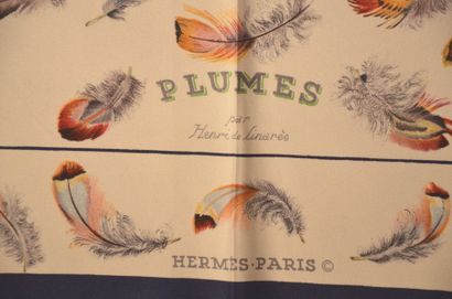 null HERMES Paris "Plumes" par Henri de Linares - Carré en soie bleu et blanc (infime...