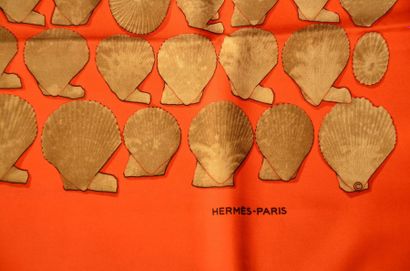null HERMES Paris "Coquilles" par R. Delpire - Carré en soie orange (infimes taches,...