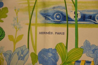 null HERMES Paris "Les Bolides" par Rena Dumas - Carré en soie jaune et bleu (infimes...