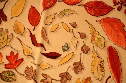 null HERMES Paris - Carré en soie rouge et beige à décor de feuilles d'automne (usures/fair...