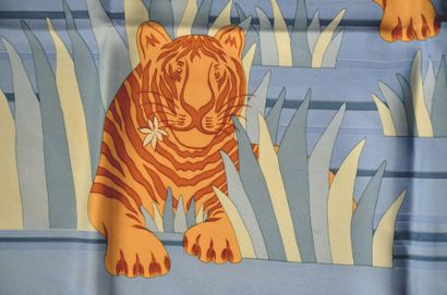 null HERMES Paris - Carré en soie bleu à décor de tigres (taches, petits fils tirés/stains,...