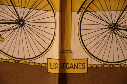 null HERMES Paris "Les Bécanes" par Hugo Grygkar - Carré en soie rose et chocolat...