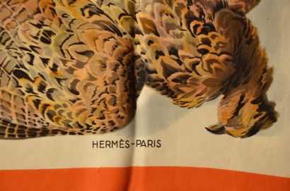 null HERMES Paris "Belle Chasse" par Henri de Linares - Carré en soie orange et brun...