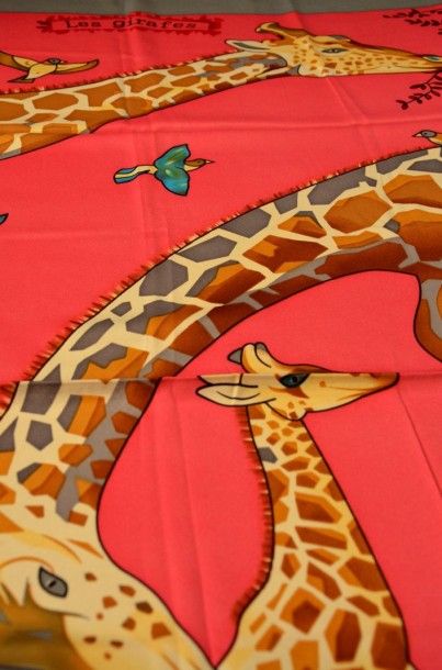 null HERMES Paris "Les Girafes" par Robert Dallet - Grand foulard en soie rose et...