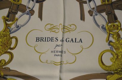 null HERMES Paris "Brides de Gala" par Hugo Grygkar - Carré en soie marron et blanc...