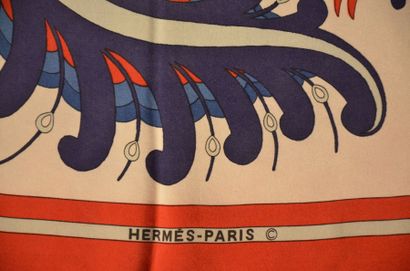 null HERMES PARIS "Skyros" par Julia Abadie - Carré en soie rouge, bleu et blanc...