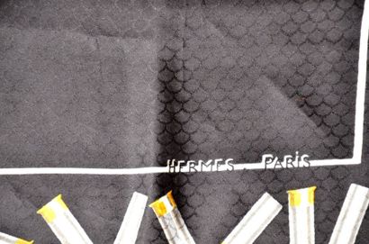 null HERMES Paris "Lapins Morts" par Henri de Linares - Carré en soie façonnée noir...