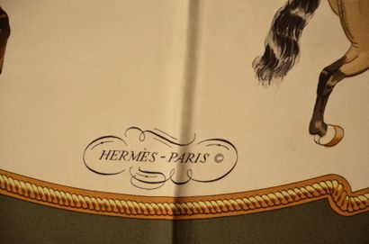null HERMES Paris "Reprise" par Philippe Ledoux - Carré en soie vert et blanc (taches,...