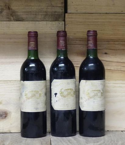 null 3 Bouteilles CHÂTEAU MARGAUX Grand Cru - Margaux 1982 Étiquettes fanées, légèrement...